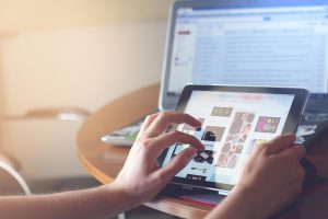 hands-ipad-tablet-820272